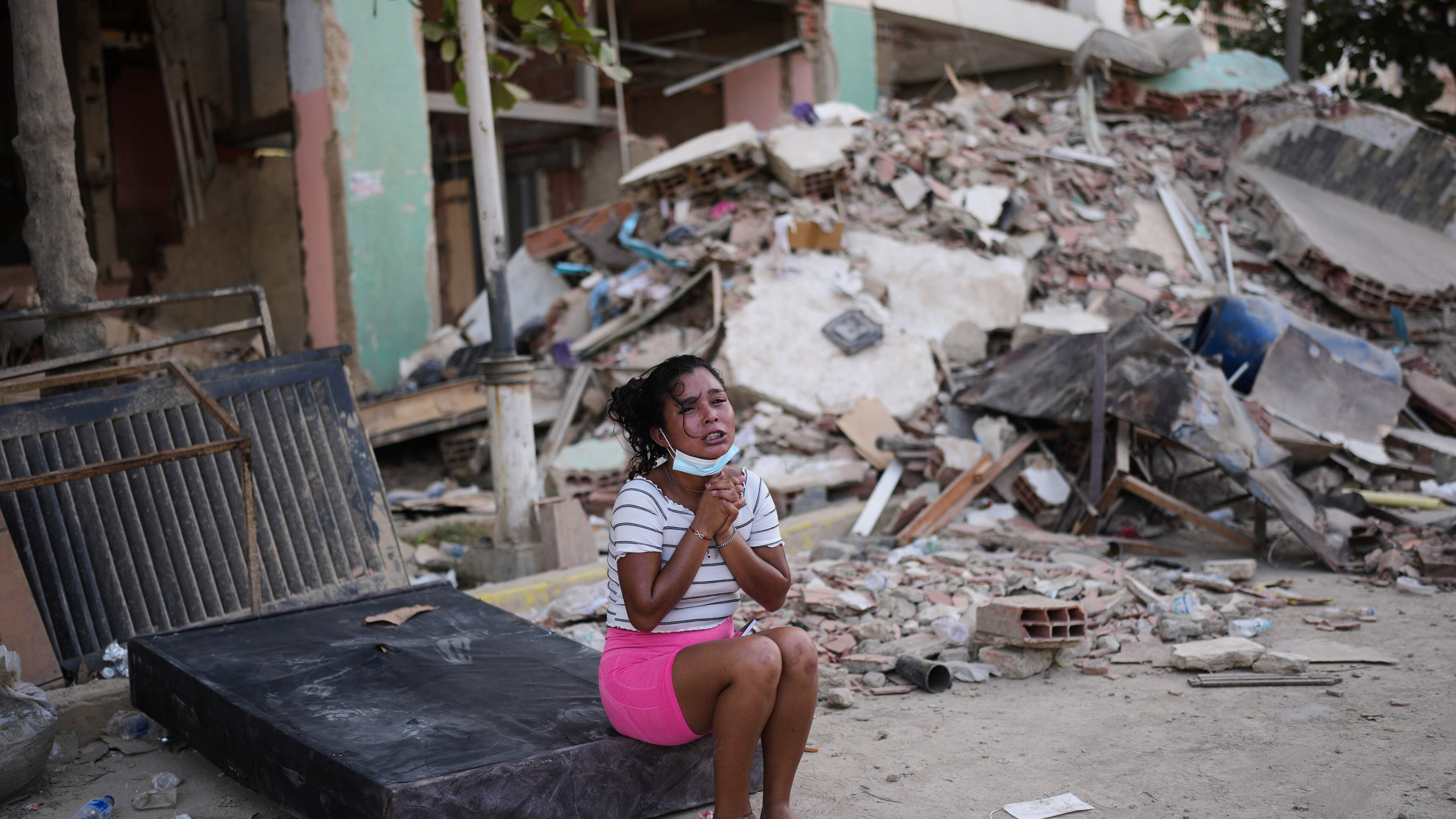 Venezuela welcomes 1,600 foreign rescuers in urgent search for quake survivors as death toll reaches 1,430, with 55,000 missing